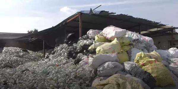 废品收购站堆积如山的医疗废弃物