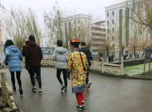 　　有网友爆料，湖北荆州职业技术学院一名男生，每天穿着龙袍上课！简直太霸气了！