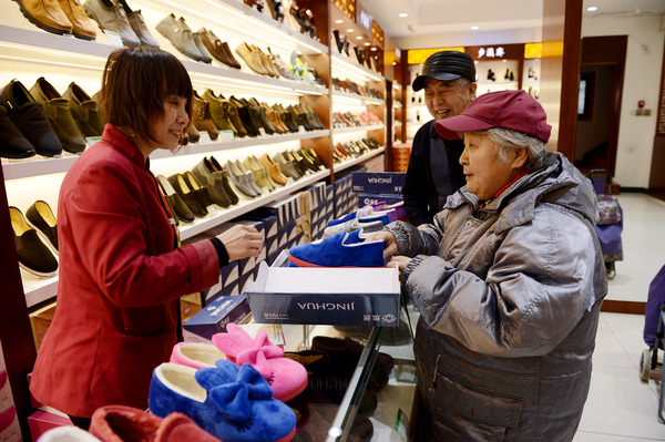 老北京人在步瀛斋选购布鞋。