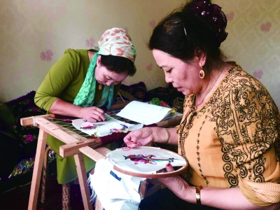 新疆哈密绣娘在刺绣