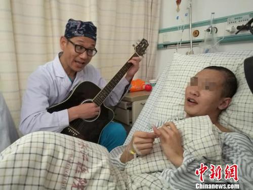 广州医生用弹唱“唤醒”脑瘤术后“无语”患者