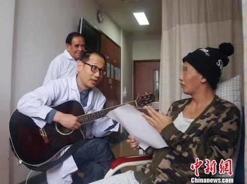 9日，南方医科大学珠江医院的专家在神经外科病房里为患者弹唱《雪绒花》，病床上的小伙子跟着哼唱起来，这让所有人都喜出望外。　胡琼珍 摄