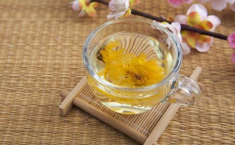春季喝菊花茶有什么好处 春季喝菊花茶有哪些好处 菊花茶的好处有哪些