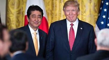 日本首相安倍晋三与美国总统特朗普会面。