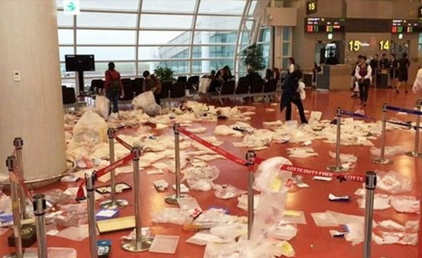中国游客机场扔垃圾