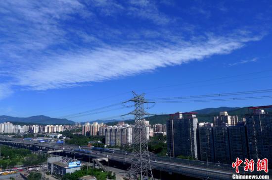 图为北京石景山区的上空呈现蓝天白云美景。<a target='_blank' href='http://www.chinanews.com/'>中新社</a>发 李文明 摄 图片来源：CNSPHOTO