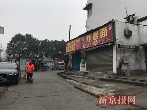 案发地点位于武昌火车站东广场附近的城中村，地上的血迹被清理干净了。 新京报记者 曹晓波摄