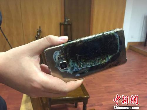 2017年2月22日，上海首起因使用三星Note7手机爆炸而诉至法院的案件在上海市金山区法院开庭。这起曾引起媒体广泛关注的案件当庭和解，三星公司返还购机款，并按购机款三倍予以赔偿。图为原告购买的、后发生自燃的三星NOTE7手机。　李姝徵 摄