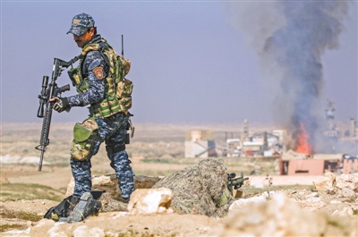图为伊拉克政府军士兵参加攻打摩苏尔机场行动