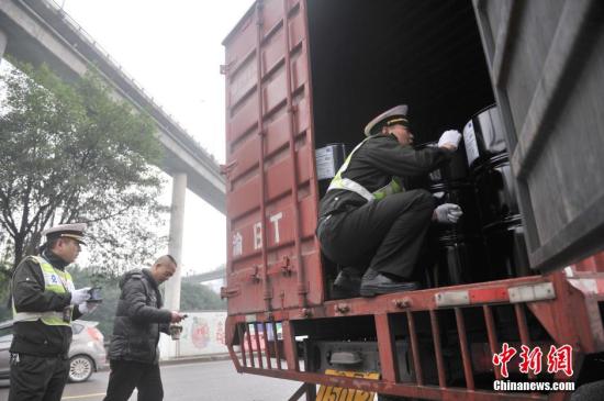 重庆交巡警开展“六打六治”打非治违专项行动 图为执法人员正在进行运输车辆检查。 陈超 摄