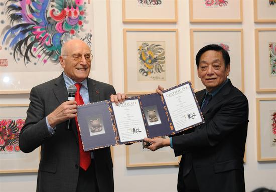 韩美林向威尼斯国际大学赠送熊猫雕塑