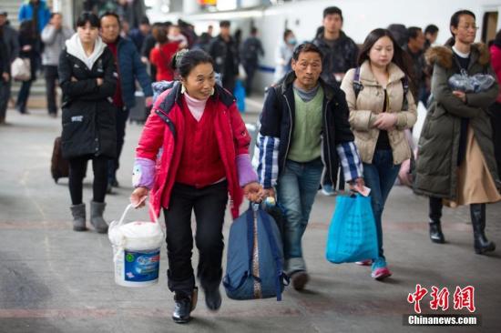 资料图：旅客带着行李在火车站乘坐火车出行。<a target='_blank' href='http://www.chinanews.com/'>中新社</a>记者 泱波 摄