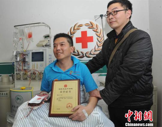 造血干细胞采集结束后，河南省红十字会为曹红卫颁发荣誉证书。　丁友明 摄