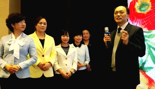 １１、湖北省卫生计生委宣传处党支部书记李权林和他的“七色花”。随军　摄影
