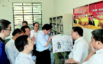     全国政协调研组在云南昆明调研，了解农家书屋运行情况。
