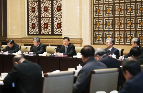 3月4日，中共中央政治局常委、中央书记处书记刘云山看望出席全国政协十二届五次会议的文艺界委员并参加讨论。