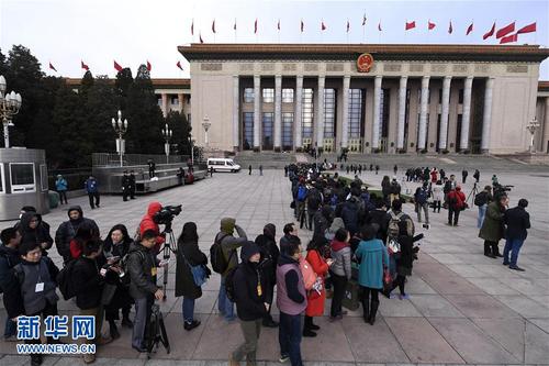 3月5日，第十二届全国人民代表大会第五次会议在北京人民大会堂开幕。这是记者在人民大会堂外排队等待进入会场。 新华社记者燕雁摄