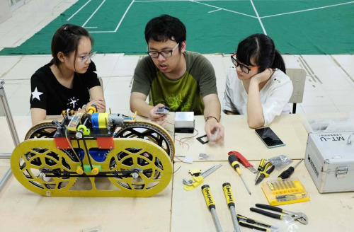 在东华大学众创空间，几名大学生讨论创新机器人项目。