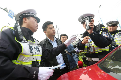 持续至今的上海交通大整治，通过从严执法“立法律的规矩，正尊法的风气”。