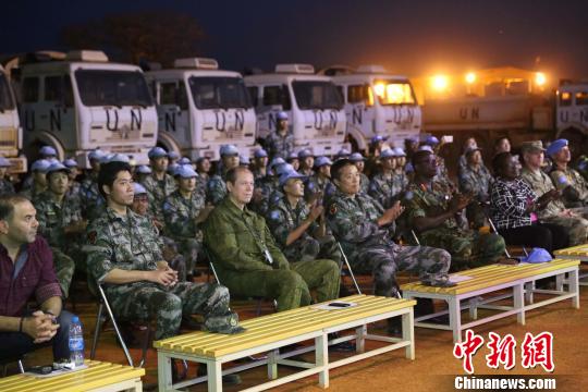 联合国纽约总部高级军事代表团在观看中国工兵文艺节目。　李欣 摄