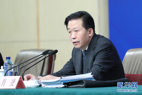 图为财政部部长肖捷在回答记者提问。
