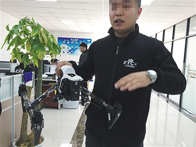 昨日，飞态创新门店负责人陈石磊表示，破解模块还装在无人机上，但并未使用。新京报记者 吴江 摄