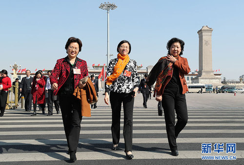 3月10日，全国政协十二届五次会议在北京人民大会堂举行第三次全体会议。这是委员们走向会场。新华网 翟子赫 摄