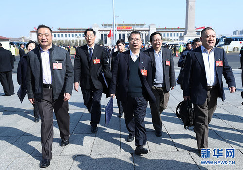 3月10日，全国政协十二届五次会议在北京人民大会堂举行第三次全体会议。这是委员们走向会场。新华网 翟子赫 摄2