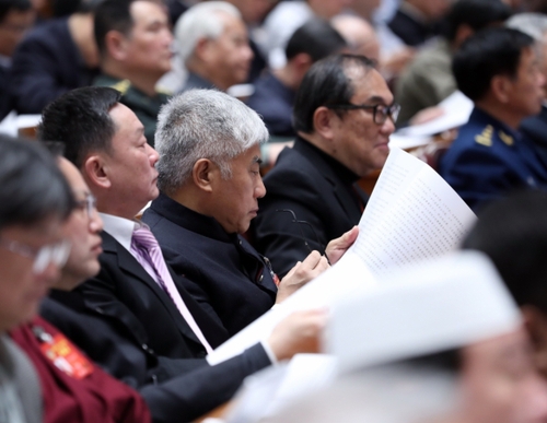 3月10日，全国政协十二届五次会议在北京人民大会堂举行第三次全体会议。这是委员在听会。