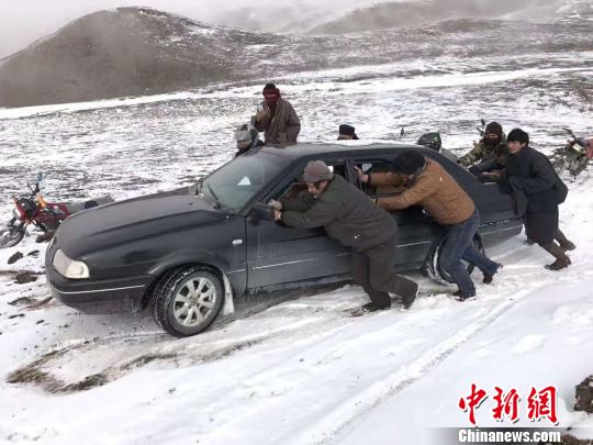 图为降雪导致路面结冰，牧区行车困难。　钟欣 摄