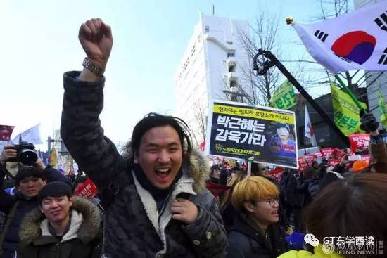 3月10日，支持弹劾朴槿惠的民众在法院外高呼欢庆。