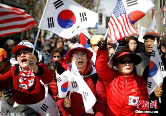 当地时间2017年3月11日，韩国首尔，韩国被停职总统朴槿惠支持者继续集会示威抗议弹劾案。