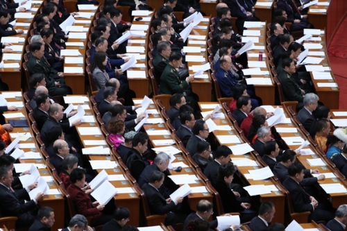 3月13日，全国政协十二届五次会议在北京人民大会堂举行闭幕会。这是全国政协委员在认真听会。新华社记者 王晔摄