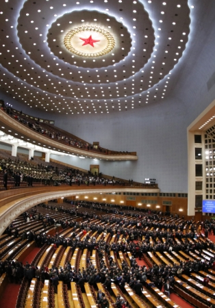 3月13日，全国政协十二届五次会议在北京人民大会堂举行闭幕会。这是闭幕会结束后，全国政协委员离开会场。