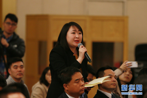 图为中国国际广播电台记者提问。