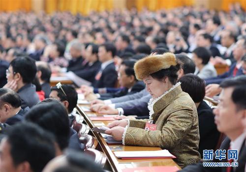 3月15日，第十二届全国人民代表大会第五次会议在北京人民大会堂举行闭幕会。这是代表在听会。 新华社记者丁林摄