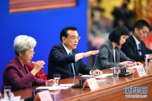3月15日，国务院总理李克强在北京人民大会堂与中外记者见面，并回答记者提问。 新华社记者 陈晔华 摄