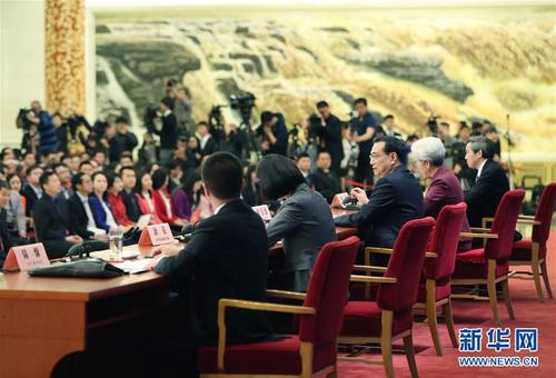 　　3月15日，国务院总理李克强在北京人民大会堂与中外记者见面，并回答记者提问。 新华社记者 庞兴雷 摄