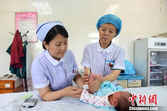 图为青海省人民医院的医护人员照看刚出生的婴儿。　孙莹 摄