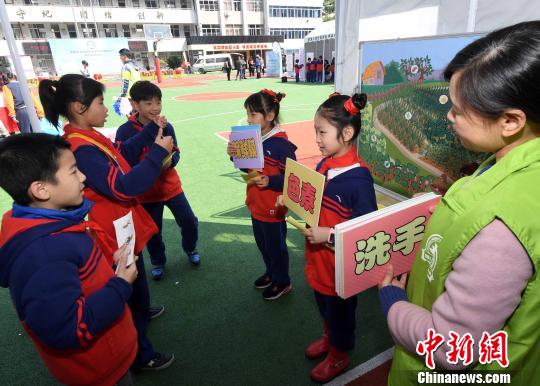 小学生在儿童食品安全移动体验营中通过互动游戏，学会如何更健康的膳食。　记者刘可耕 摄