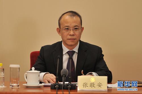 3月2日，全国政协十二届五次会议新闻发布会在北京人民大会堂举行。图为新闻发布会主持人张敬安。