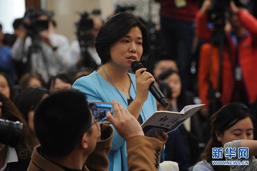 3月2日，全国政协十二届五次会议新闻发布会在北京人民大会堂举行，大会新闻发言人王国庆介绍会议有关情况并回答中外记者提问。图为经济日报记者提问。