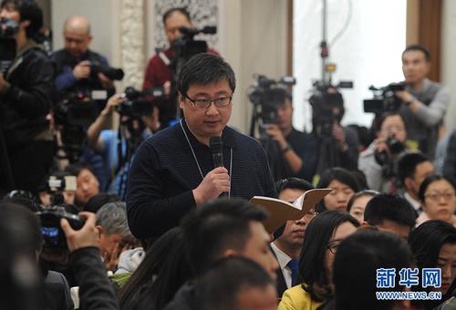 3月2日，全国政协十二届五次会议新闻发布会在北京人民大会堂举行，大会新闻发言人王国庆介绍会议有关情况并回答中外记者提问。图为农民日报记者提问。