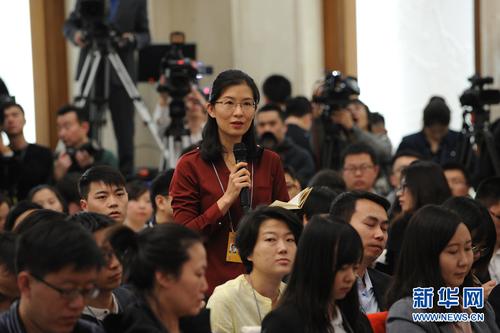 3月2日，全国政协十二届五次会议新闻发布会在人民大会堂一层新闻发布厅举行。图为中新社记者提问。