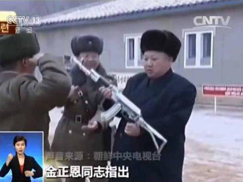 朝鲜播军队训练影片：金正恩将枪交官兵激励其杀敌