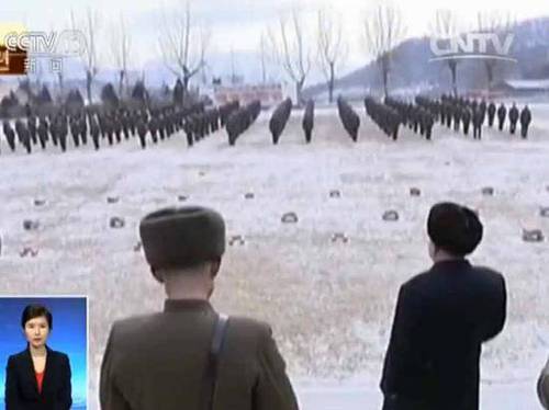 朝鲜播军队训练影片：金正恩将枪交官兵激励其杀敌