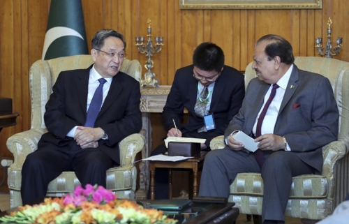 4月5日至6日，应巴基斯坦参议院主席拉巴尼邀请，全国政协主席俞正声对巴基斯坦进行正式友好访问。这是4月6日，俞正声在伊斯兰堡会见巴基斯坦总统侯赛因。