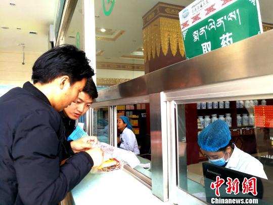 民众从青海省藏医院药房取药。(资料图) 张添福 摄