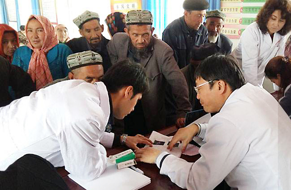 医务人员正在给新疆少数民族患者诊疗