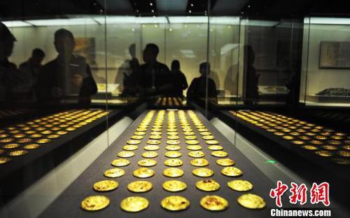 展览中，数百件金饼、马蹄金、麟趾金、金板等给人以视觉上的冲击和震撼。　刘占昆 摄